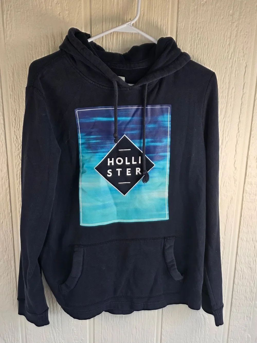 Hollister Men's Navy Blue Pullover Hoodie with Teal Graphic, Size Medium
